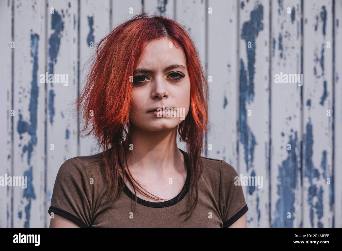 Punk Woman Porträt draußen Stockfoto