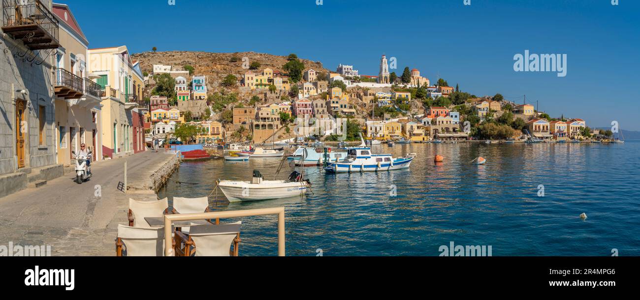 Blick auf die Verkündigungskirche mit Blick auf die Stadt Symi, die Insel Symi, Dodekanes, griechische Inseln, Griechenland, Europa Stockfoto