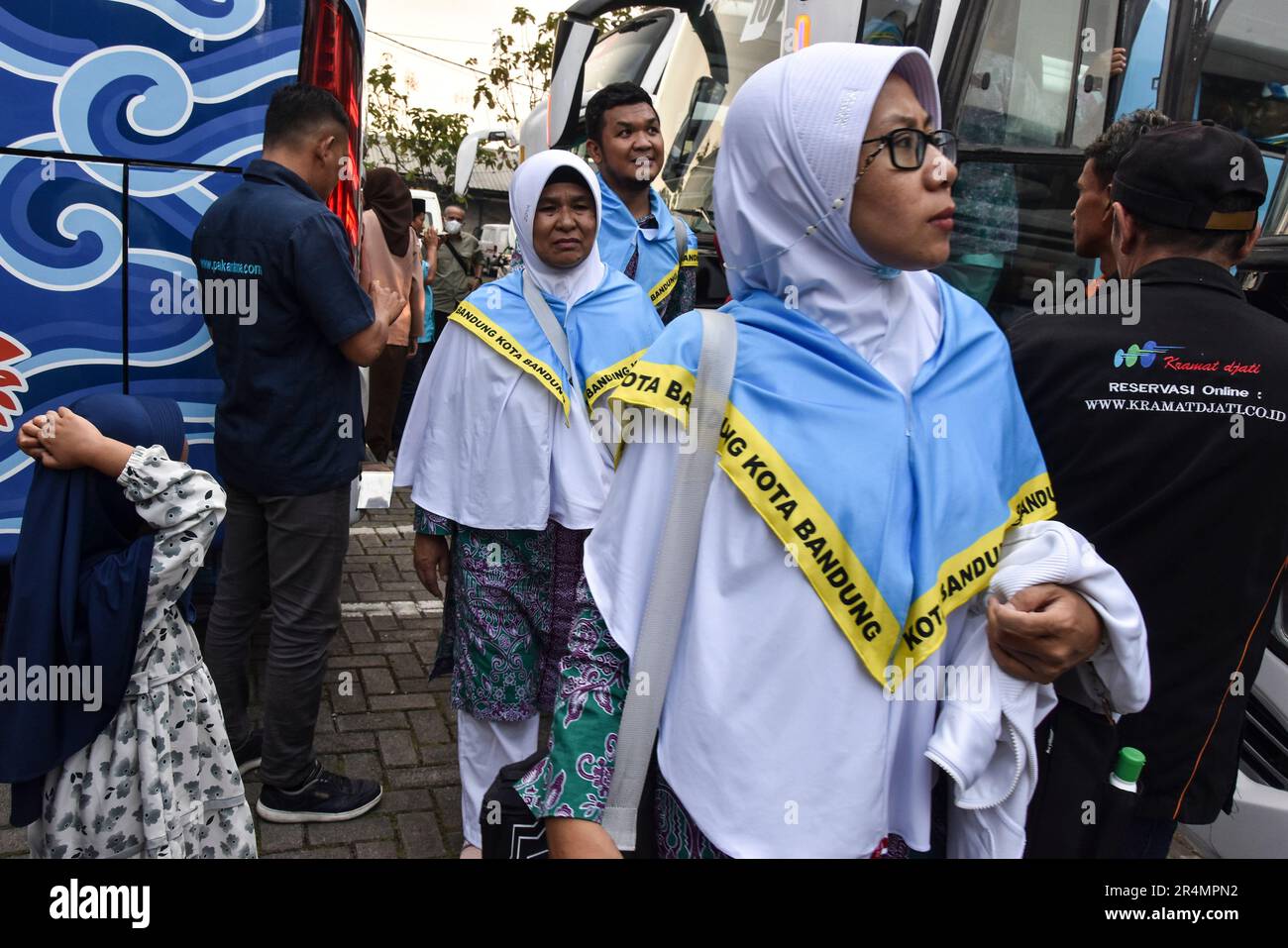 Bandung, West Java, Indonesien. 29. Mai 2023. Pilgerinnen gehen zum Bus in Bandung. West-Java, Indonesien. Insgesamt 472 von insgesamt 2.396 möglichen Pilgern aus Bandung, die in einer Gruppe von 16 Personen zusammenkamen, starteten auf die Bekasi-Einschiffung, nach der sie nach Mekka, Saudi-Arabien, abreisen. Kredit: Dimas Rachmatsyah/Alamy Live News Stockfoto