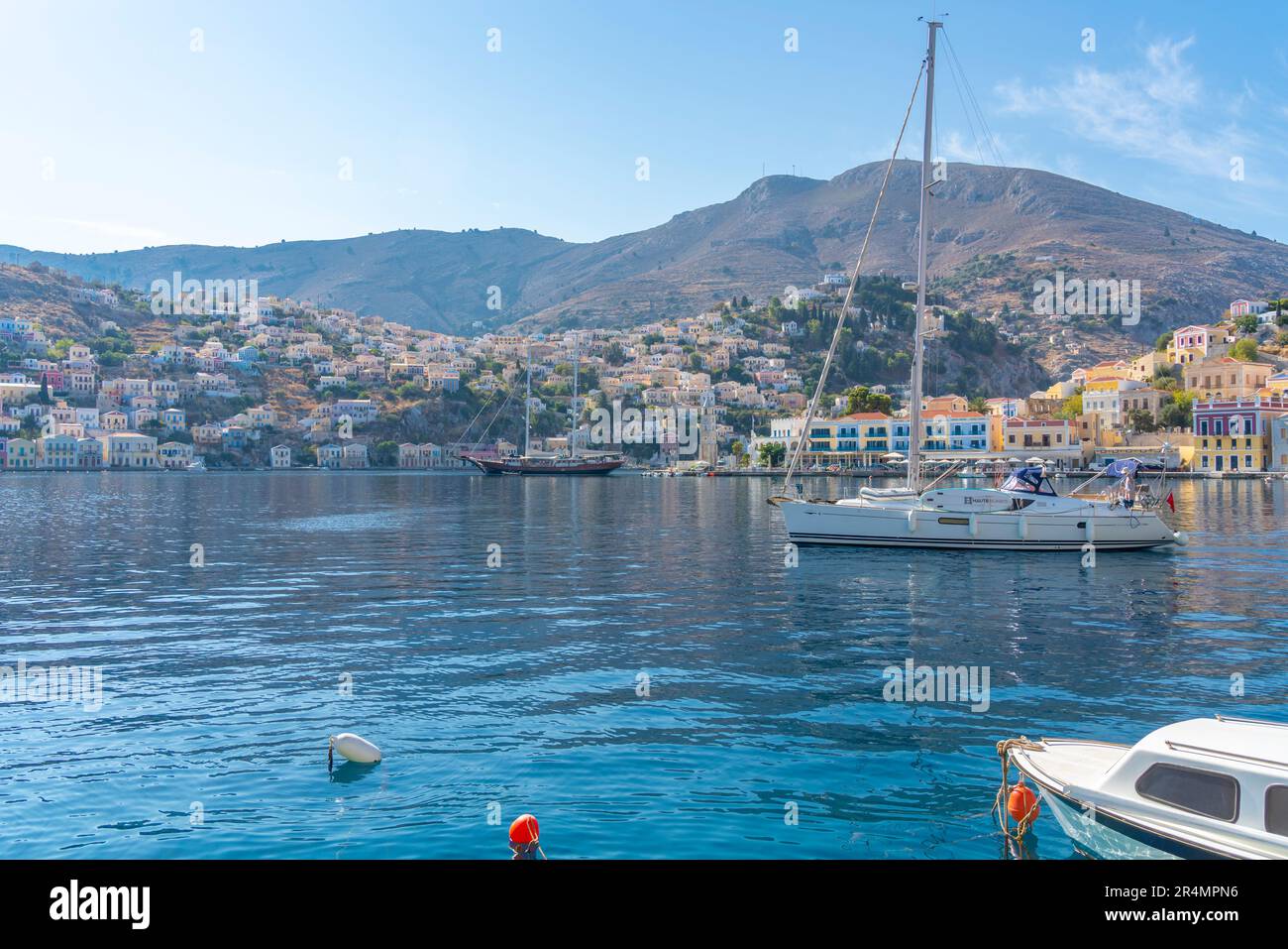 Blick auf farbenfrohe Häuser mit Blick auf den Hafen von Symi Stadt, Symi Insel, Dodekanese, griechische Inseln, Griechenland, Europa Stockfoto