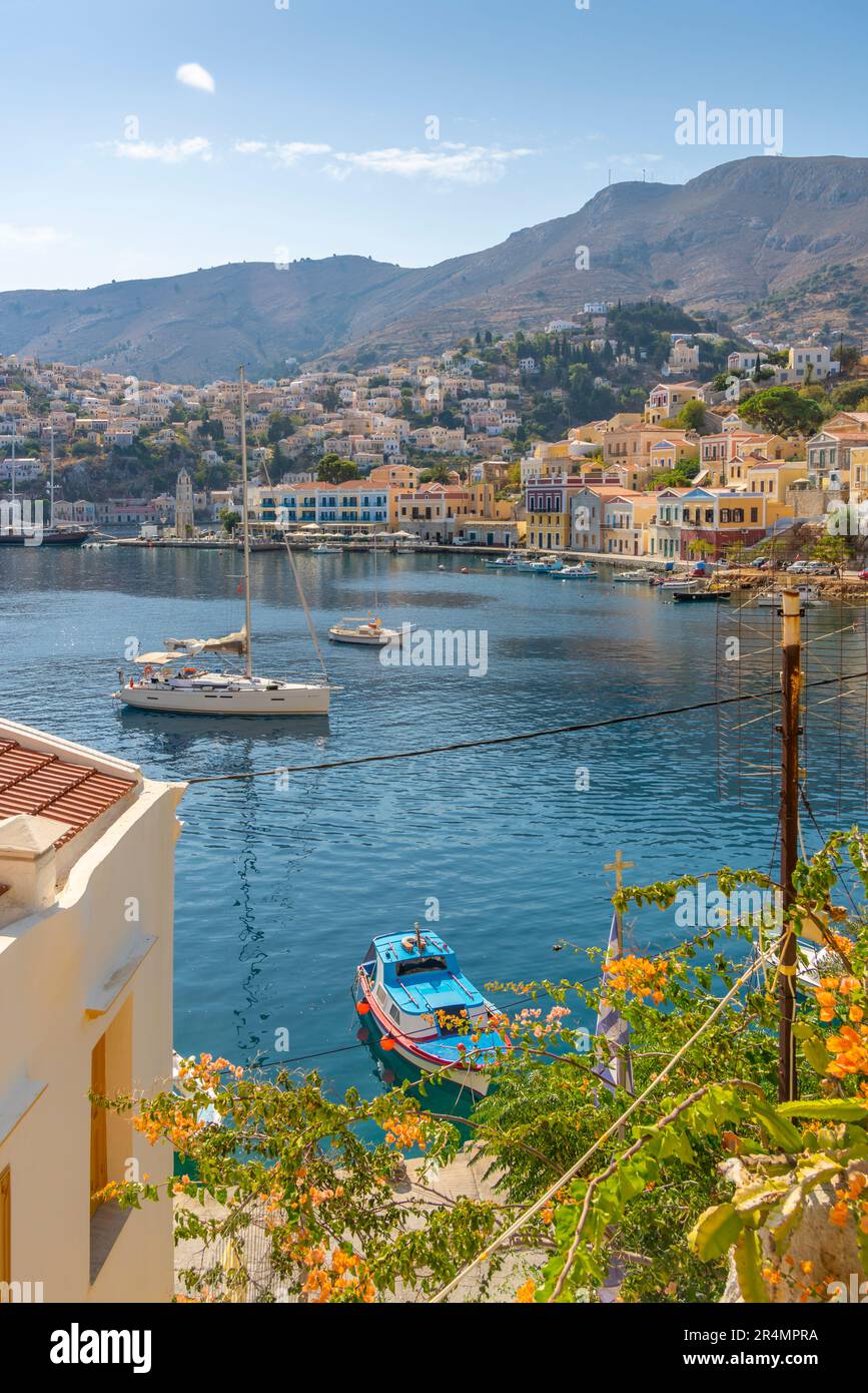 Blick auf Boote im Hafen von oben, Symi Stadt, Symi Insel, Dodekanes, griechische Inseln, Griechenland, Europa Stockfoto