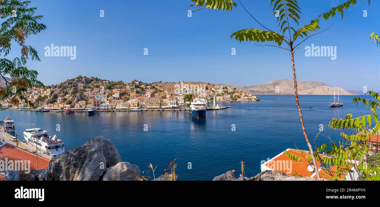 Blick auf die Fähre im Hafen von der erhöhten Position in Symi Stadt, Symi Insel, Dodekanese, Griechische Inseln, Griechenland, Europa Stockfoto