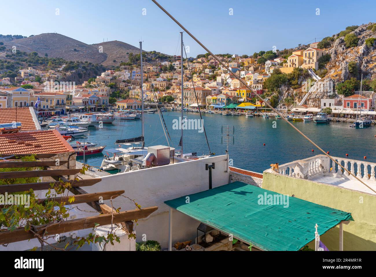 Blick auf den Hafen von der erhöhten Lage in Symi Stadt, Symi Insel, Dodekanese, Griechische Inseln, Griechenland, Europa Stockfoto