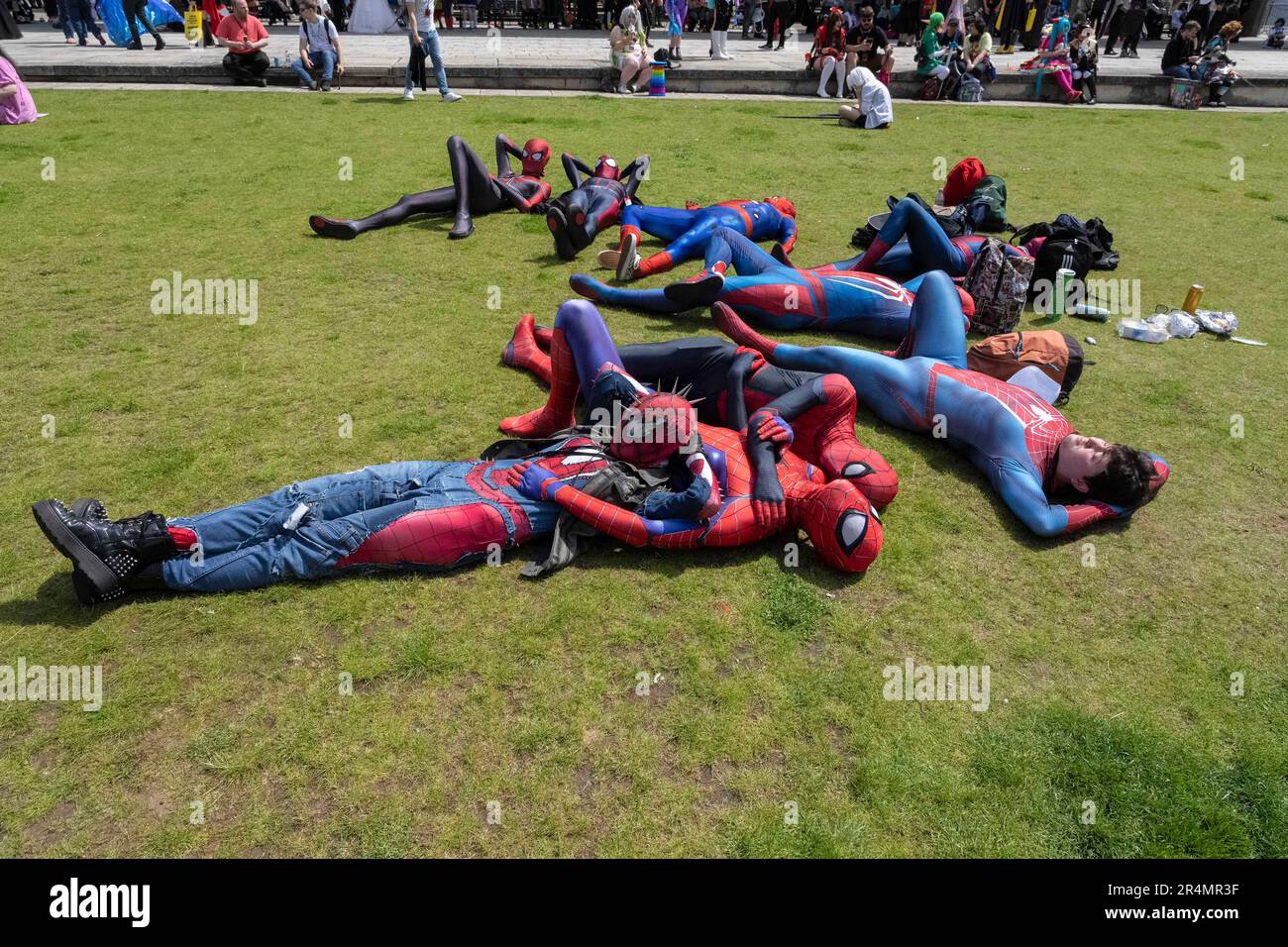 © Jeff Moore HEISSES WETTER - MCM Comic Con London 28. Mai 2023 - Cos-Spieler, die bei warmem Wetter als Spiderman-Sonnenbad verkleidet sind, bei der Comic Con in Excel i Stockfoto