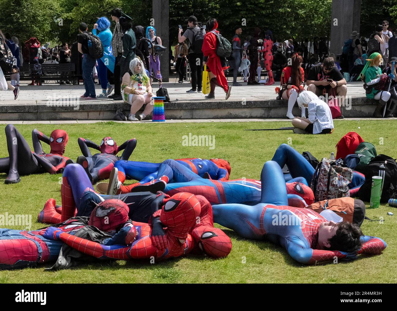 © Jeff Moore HEISSES WETTER - MCM Comic Con London 28. Mai 2023 - Cos-Spieler, die bei warmem Wetter als Spiderman-Sonnenbad verkleidet sind, bei der Comic Con in Excel i Stockfoto