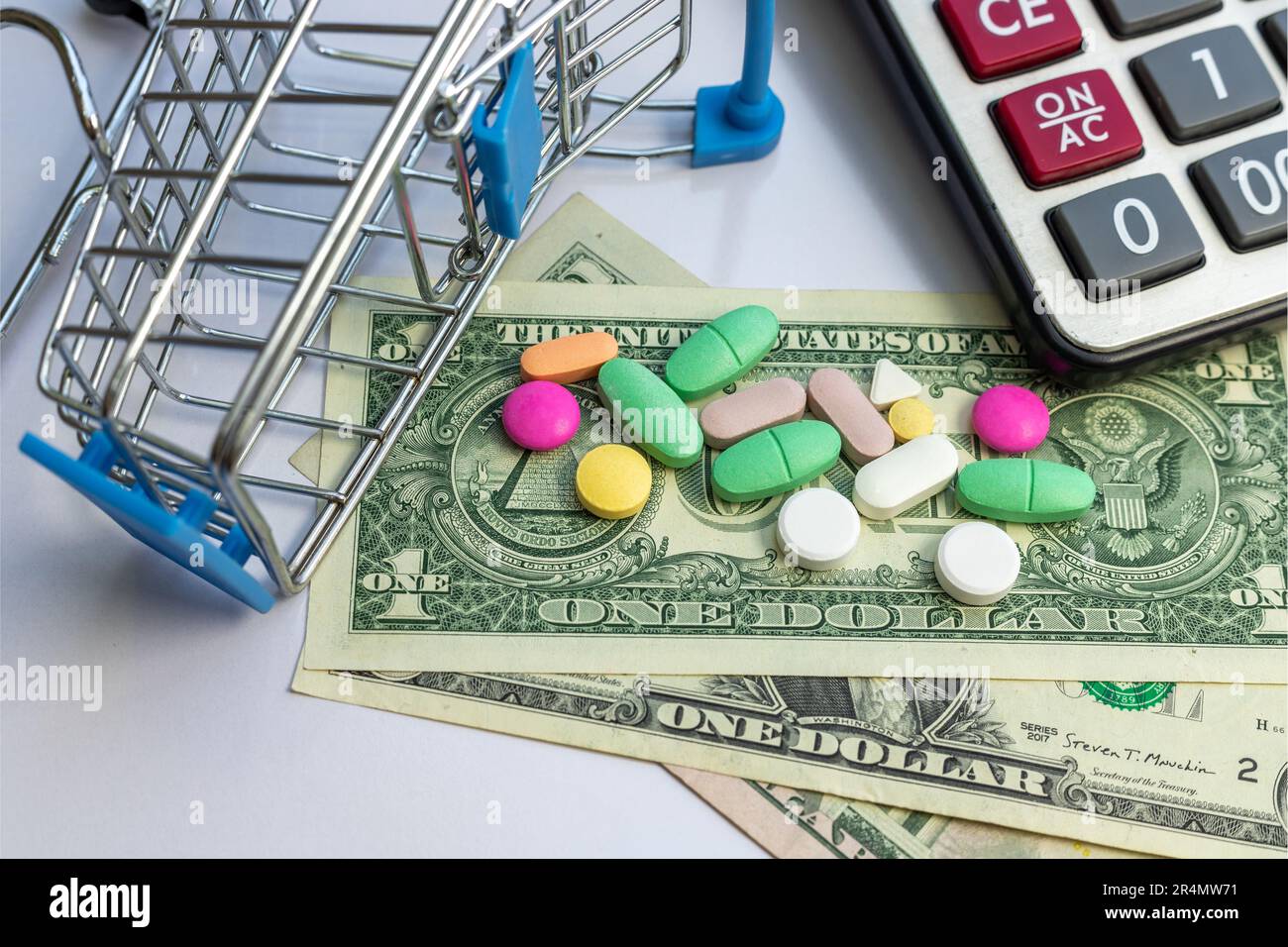 Medizinische Pillen und Tabletten in einem Mini-Einkaufswagen auf weißem isoliertem Hintergrund. Stockfoto