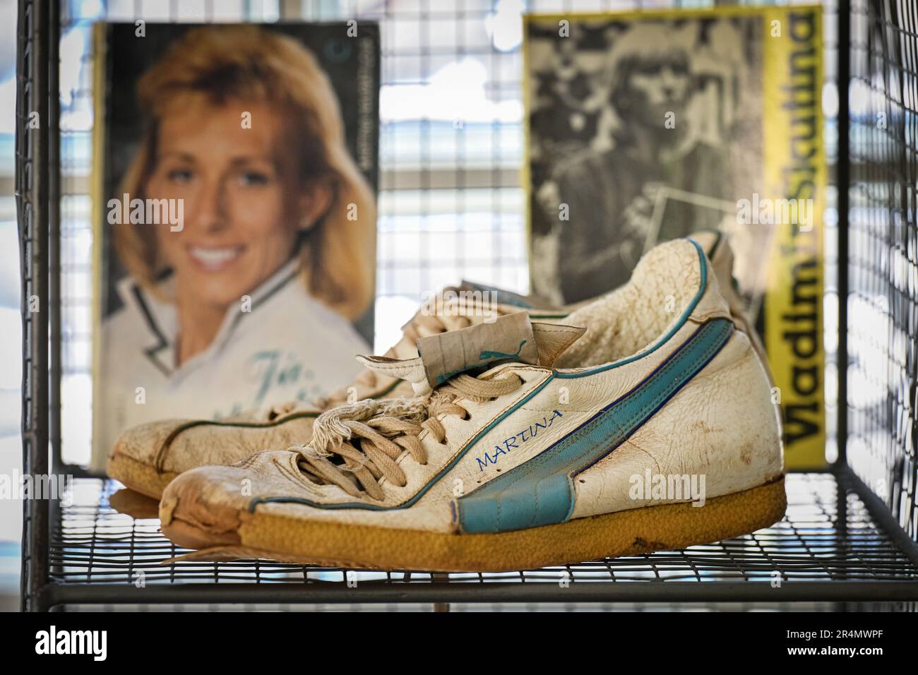 Eröffnung der Ausstellung "Tennisgarten" mit Fotografien aus Buch ONE:LOVE, Projekt Court Supremes von Radka Leitmeritz zum tschechischen weiblichen Tennisphänomen in Prag, Tschechische Republik, 29. Mai 2023. Tennisschuhe von Martina Navratilova. (CTK Foto/Vit Simanek) Stockfoto