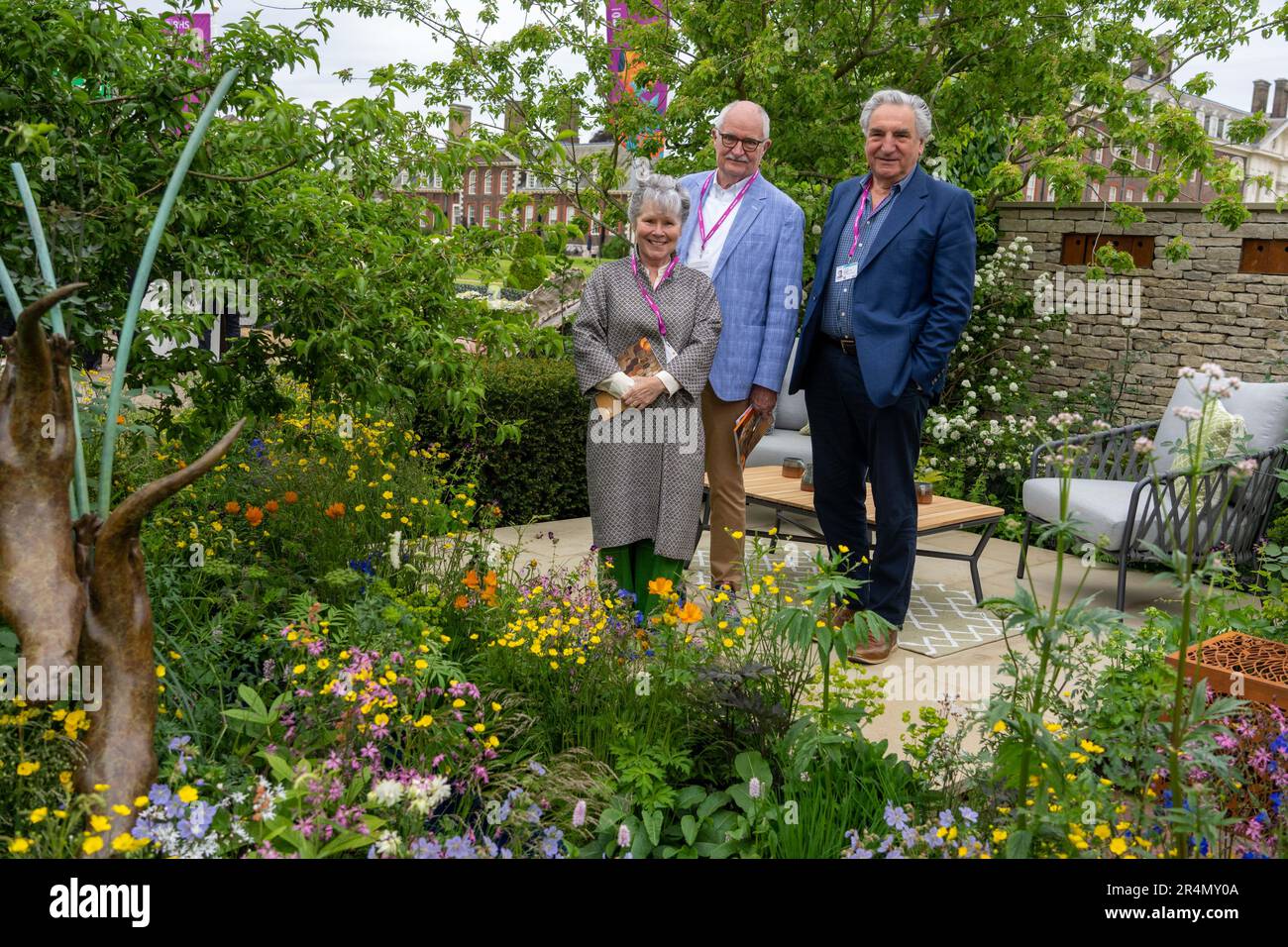 © Jeff Moore Imelda Staunton, Jim Broadbent & Jim Carter im RSPCA Garden auf der RHS Chelsea Flower Show. Der RSPCA Garden ist ein stilvoller Zufluchtsort für Stockfoto