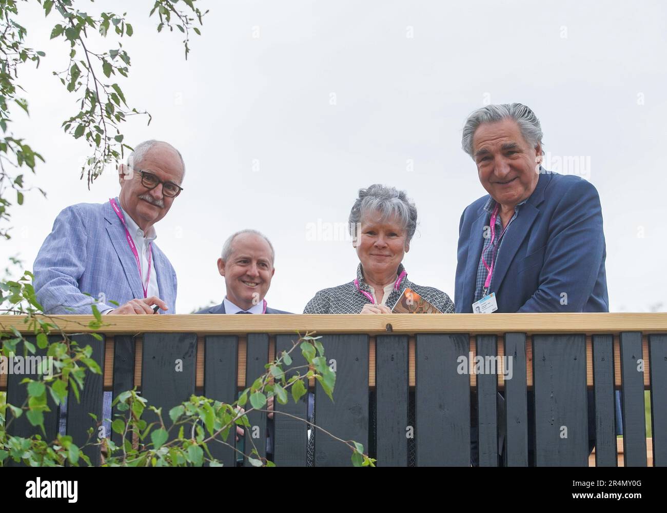 © Jeff Moore Imelda Staunton, Jim Broadbent & Jim Carter im RSPCA Garden auf der RHS Chelsea Flower Show. Der RSPCA Garden ist ein stilvoller Zufluchtsort für Stockfoto