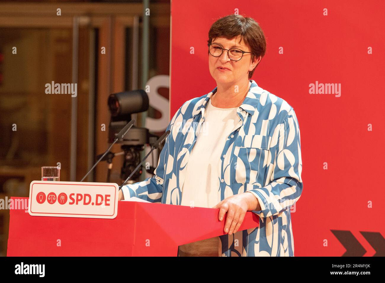 Saskia Esken spricht anlässlich der 160-jährigen Feier der Existenz des EPD am 23.05.2023 im Parteihauptquartier in Berlin. Stockfoto