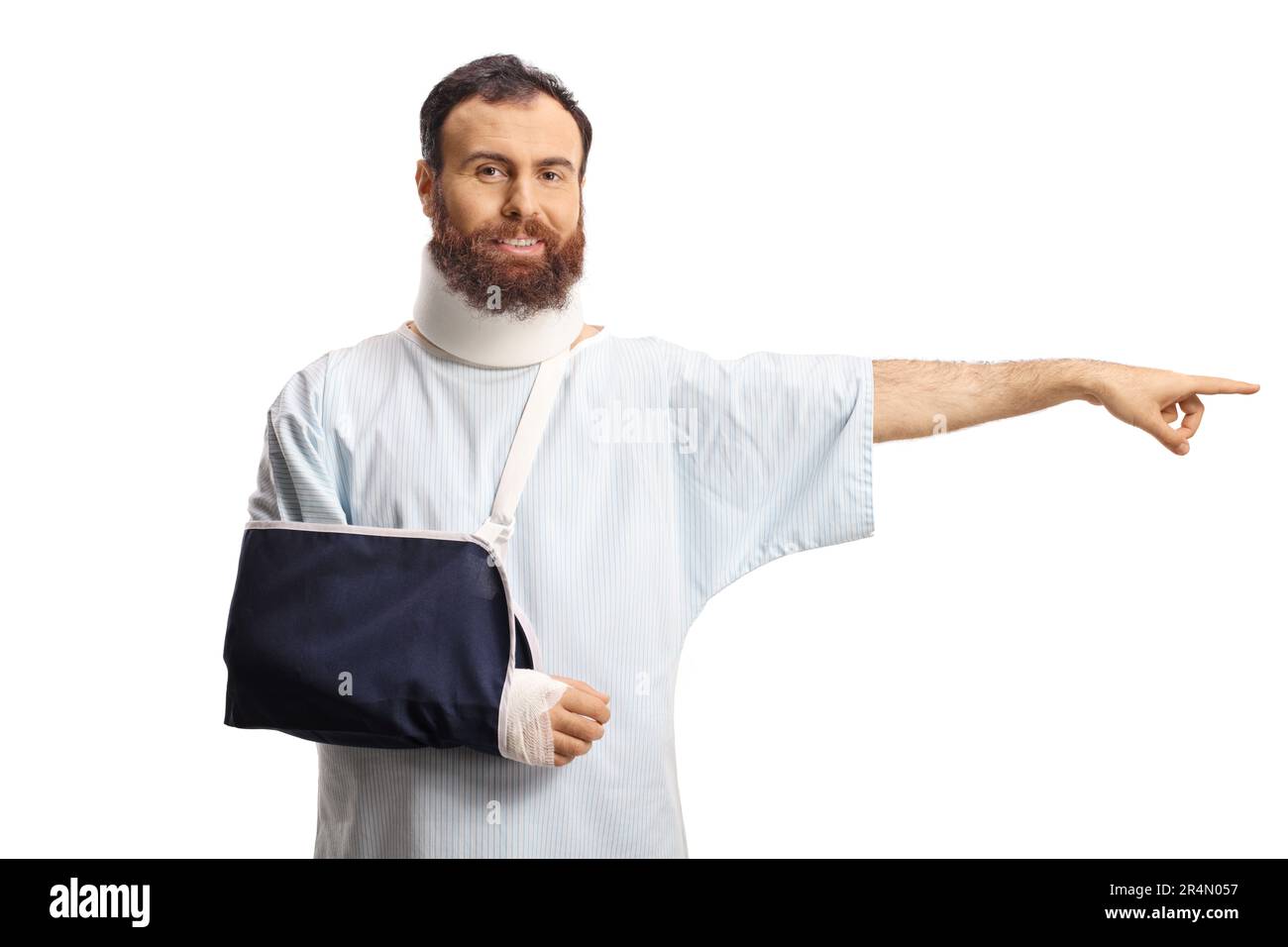 Männlicher Patient mit Armschlinge und Halsband, die zur Seite zeigen, isoliert auf weißem Hintergrund Stockfoto