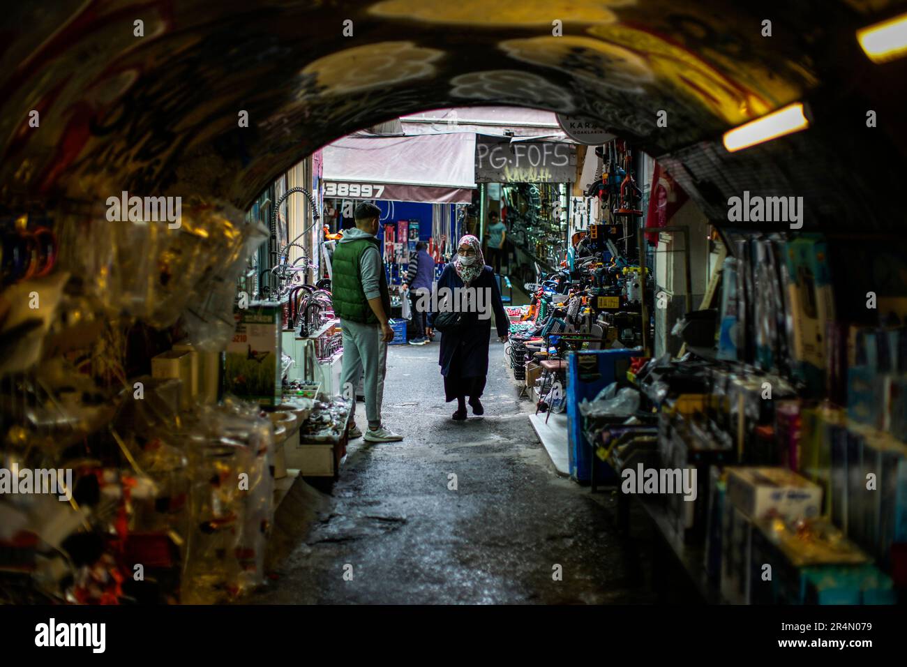 A woman walks along a street market in Karakoy a day after the presidential elections in Istanbul, Turkey, Monday, May 29, 2023. Turkish President Recep Tayyip Erdogan has dissipated a challenge by an opponent who sought to reverse his increasingly authoritarian leanings, securing five more years to oversee the country at the crossroads of Europe and Asia that plays a key role in NATO. (AP Photo/Emrah Gurel) Stockfoto