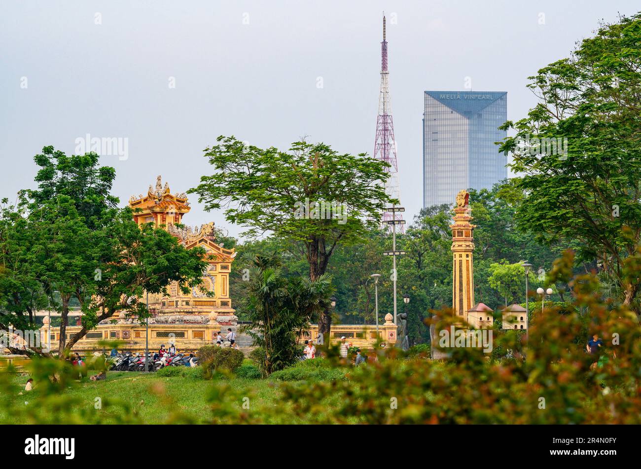 Alt und neu. Đài Tưởng niệm Chiến Sĩ Trận Vong ist ein Kriegsdenkmal, das nach dem Ersten Weltkrieg erbaut wurde, und das 34-stöckige Melia Vinpearl Hotel in Hue, Vietnam. Stockfoto