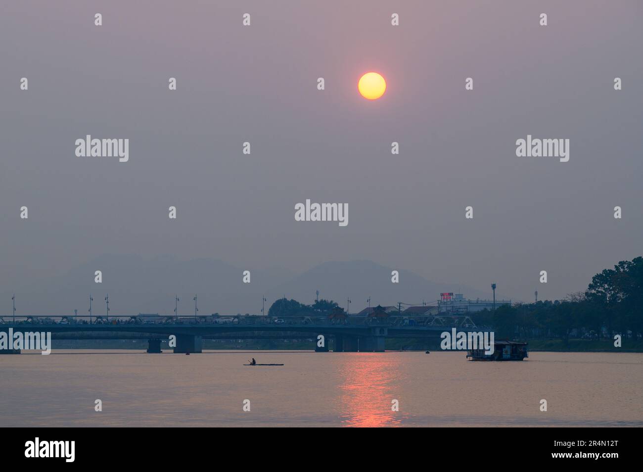 Der Sonnenuntergang über dem Parfüm River an einem milden Abend in Hue, Vietnam. Stockfoto