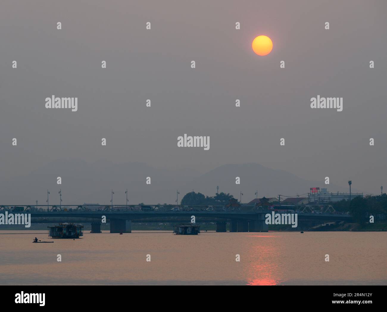 Der Sonnenuntergang über dem Parfüm River an einem milden Abend in Hue, Vietnam. Stockfoto