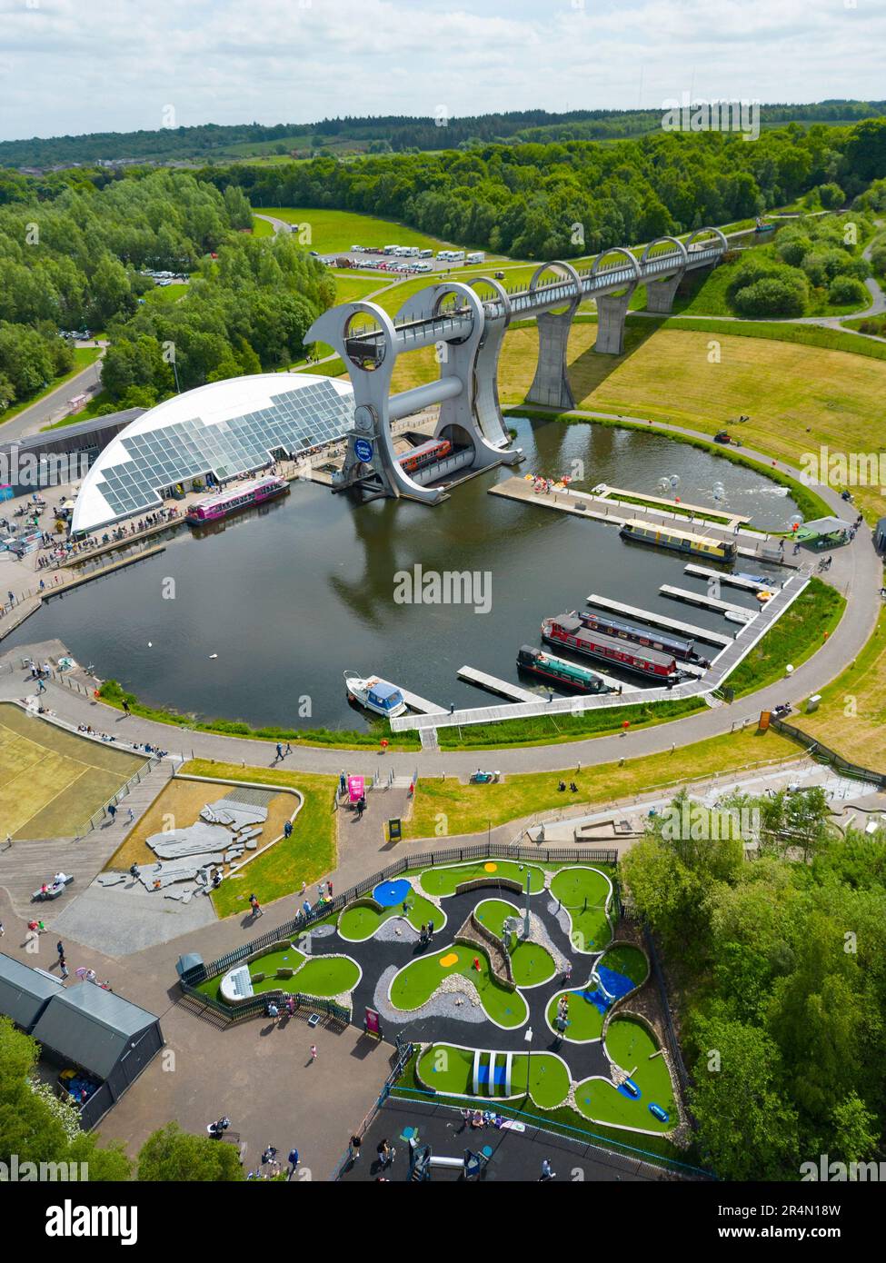 Luftaufnahme von der Drohne des Falkirk Wheel, drehender Bootslift auf Forth und Clyde und Union Canals in Falkirk, Schottland, Großbritannien Stockfoto