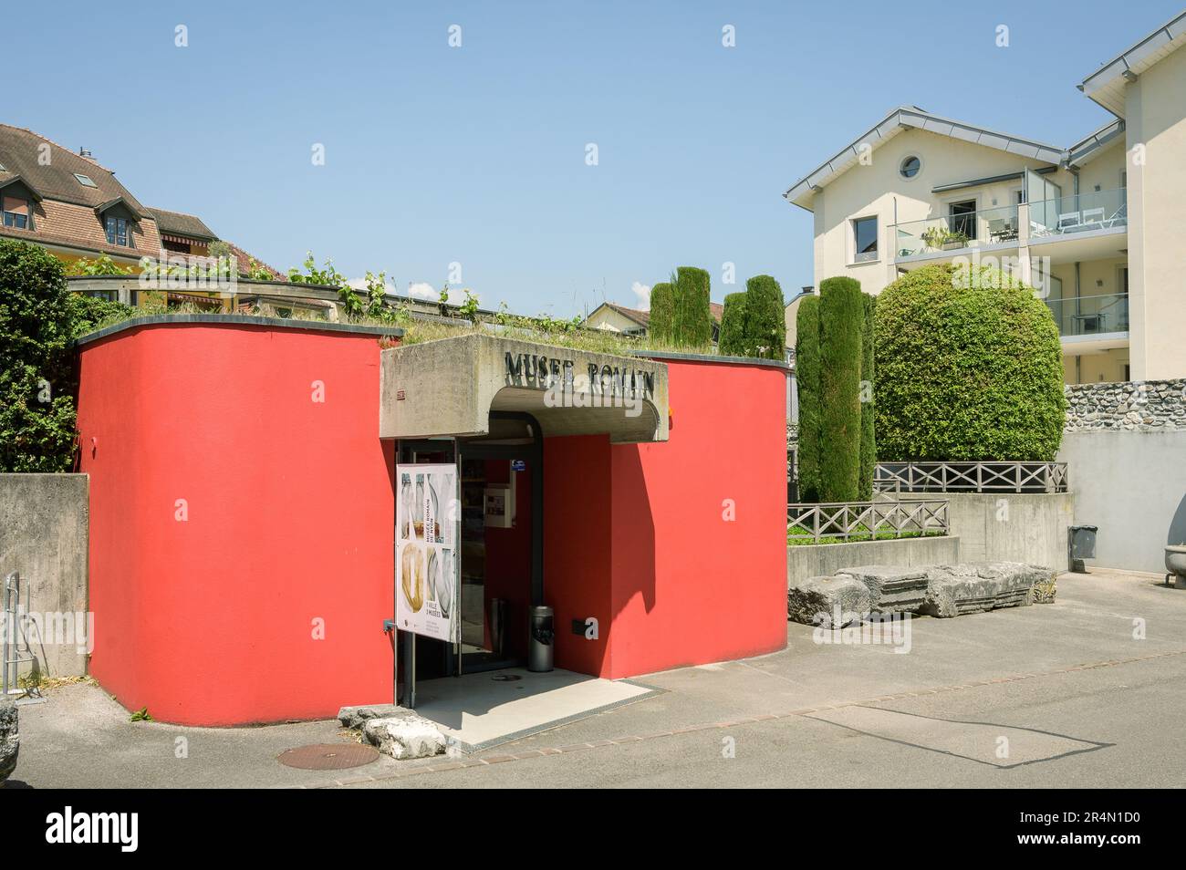 Nyon, Schweiz, 26. Mai 2023: Eintritt in das Musée Romain von Nyon, ein kleines, aber feines Museum. Stockfoto