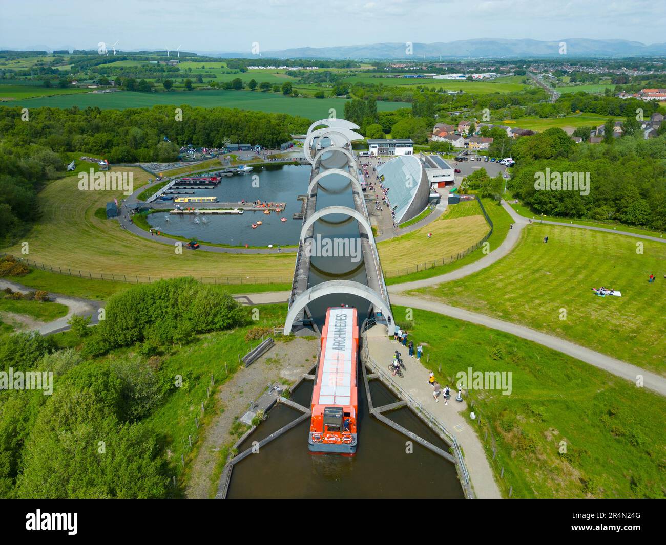 Luftaufnahme von der Drohne des Falkirk Wheel, drehender Bootslift auf Forth und Clyde und Union Canals in Falkirk, Schottland, Großbritannien Stockfoto