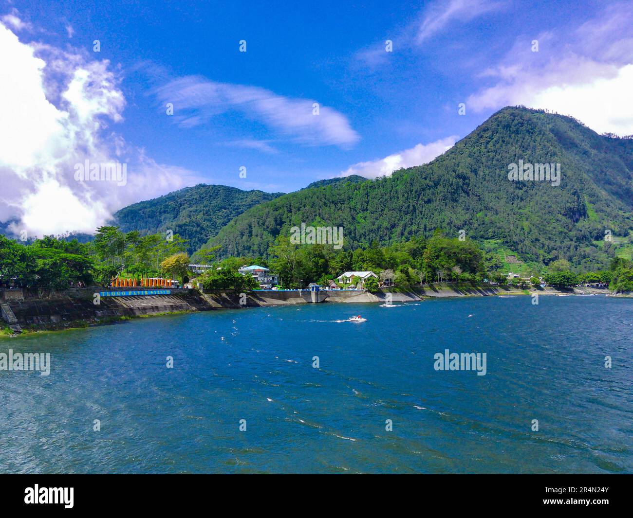 Luftaufnahme von Telaga Sarangan oder Lake Sarangan, Matun, East Java, Indonesien. Drohnenaufnahmen. Stockfoto