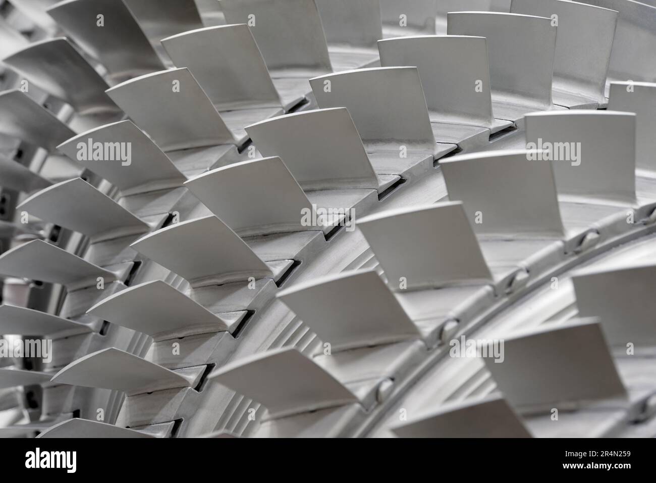 Horizontale Nahaufnahme des abstrakten Hintergrunds von Turbinenschaufeln, Flugzeugen oder Energetics Industrial Stockfoto