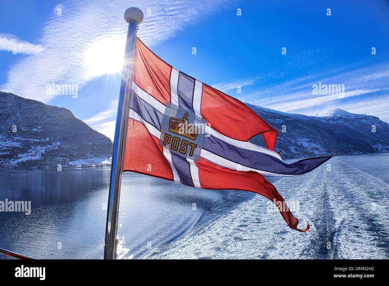 Fährrundfahrt von Flam nach Gudvangen Fjord in Norwegen - norwegischer Postfahnder oder Postfahne, die auf dem Heck der Fähre über den Aurlandsfjord fliegt Stockfoto
