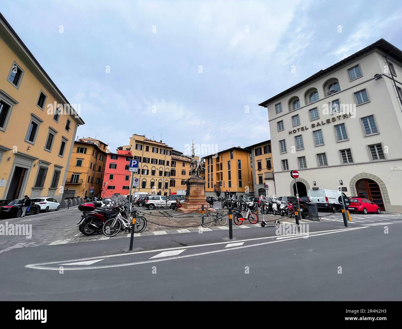 Florenz, Italien - 6. April 2022: Das Denkmal der Piazza Mentana ist eine Bronzestatue aus dem frühen 20. Jahrhundert auf dem Mentana-Platz von Florenz, Stockfoto