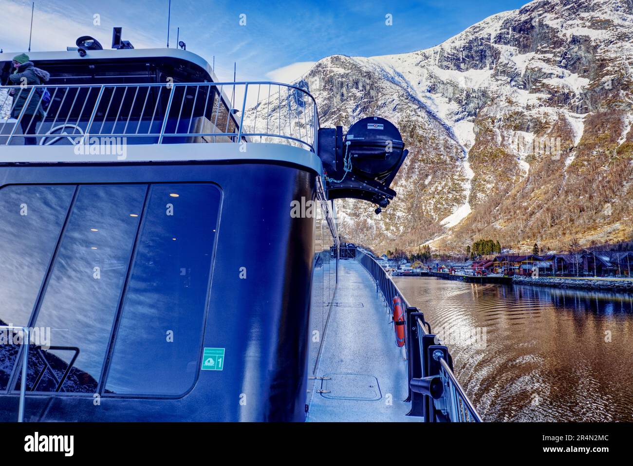 Bootstour von Flam nach Gudvangen Fjord mit der Fähre in Norwegen - Fahrt mit der Fähre auf dem Aurlandsfjord von Flam umgeben von schneebedeckten Bergen Stockfoto