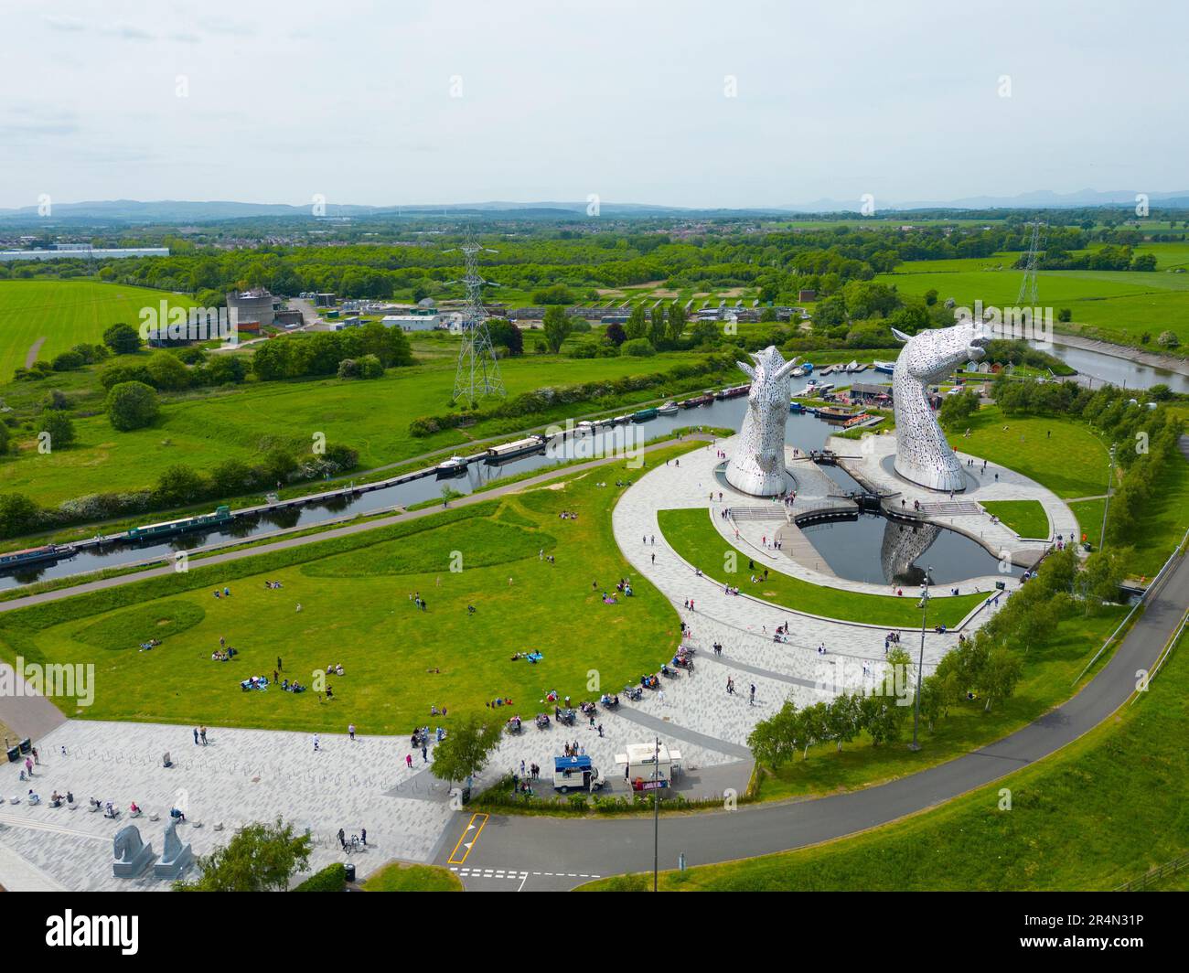 Luftaufnahme der Kelpies-Pferdeskulpturen im Helix Park in Falkirk, Schottland, Großbritannien Stockfoto