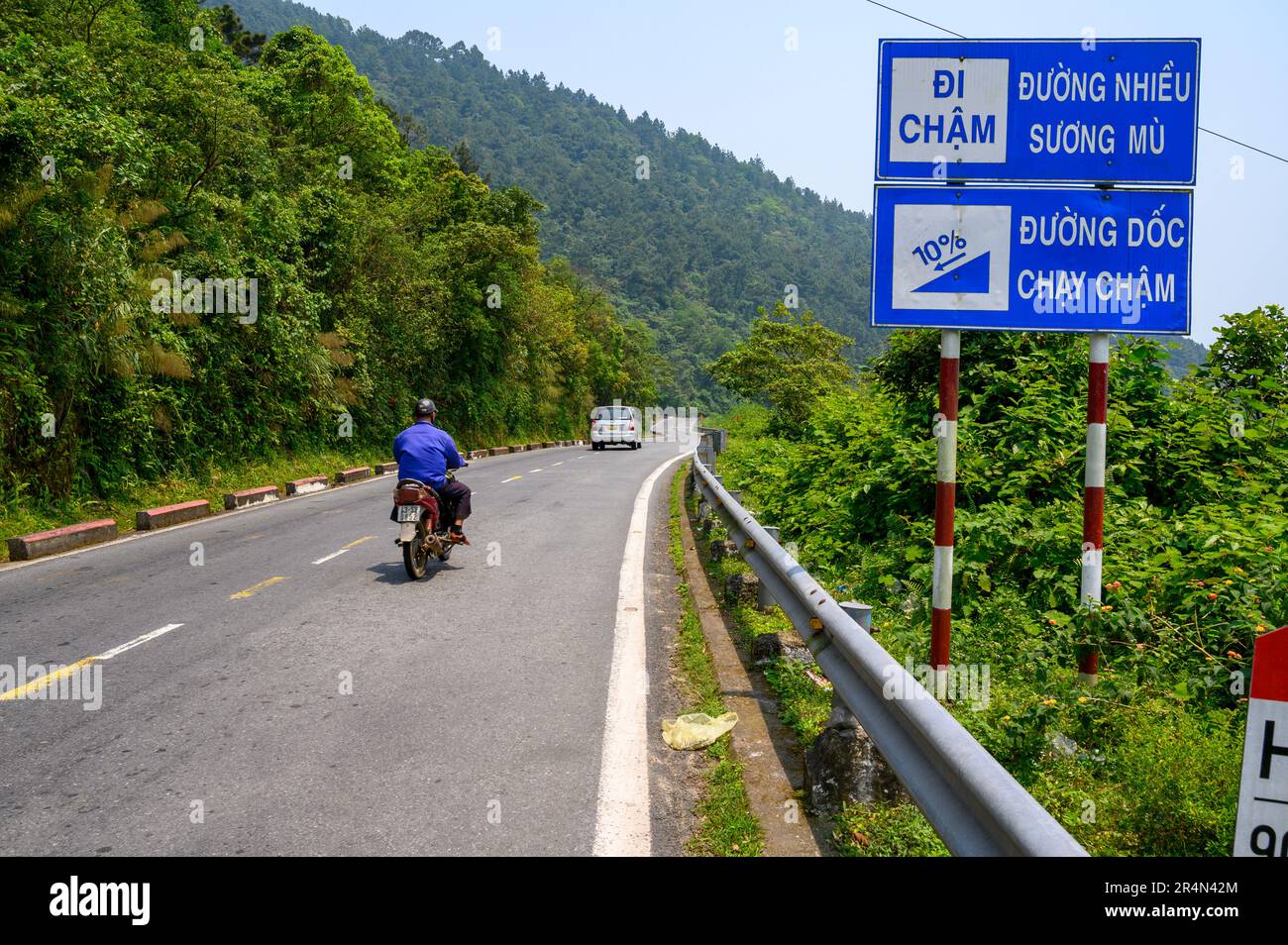 Eine Auto- und Mopedfahrt auf der National Route 1 am Hai Van Pass, Vietnam. Stockfoto