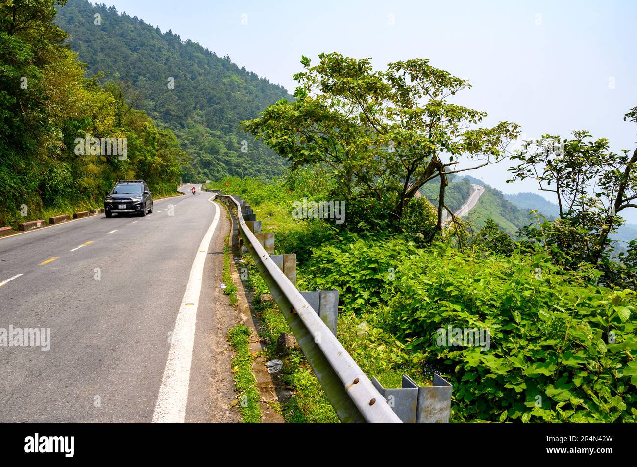 Am Hai Van Pass, Vietnam, fährt ein Auto die National Route 1 entlang. Stockfoto