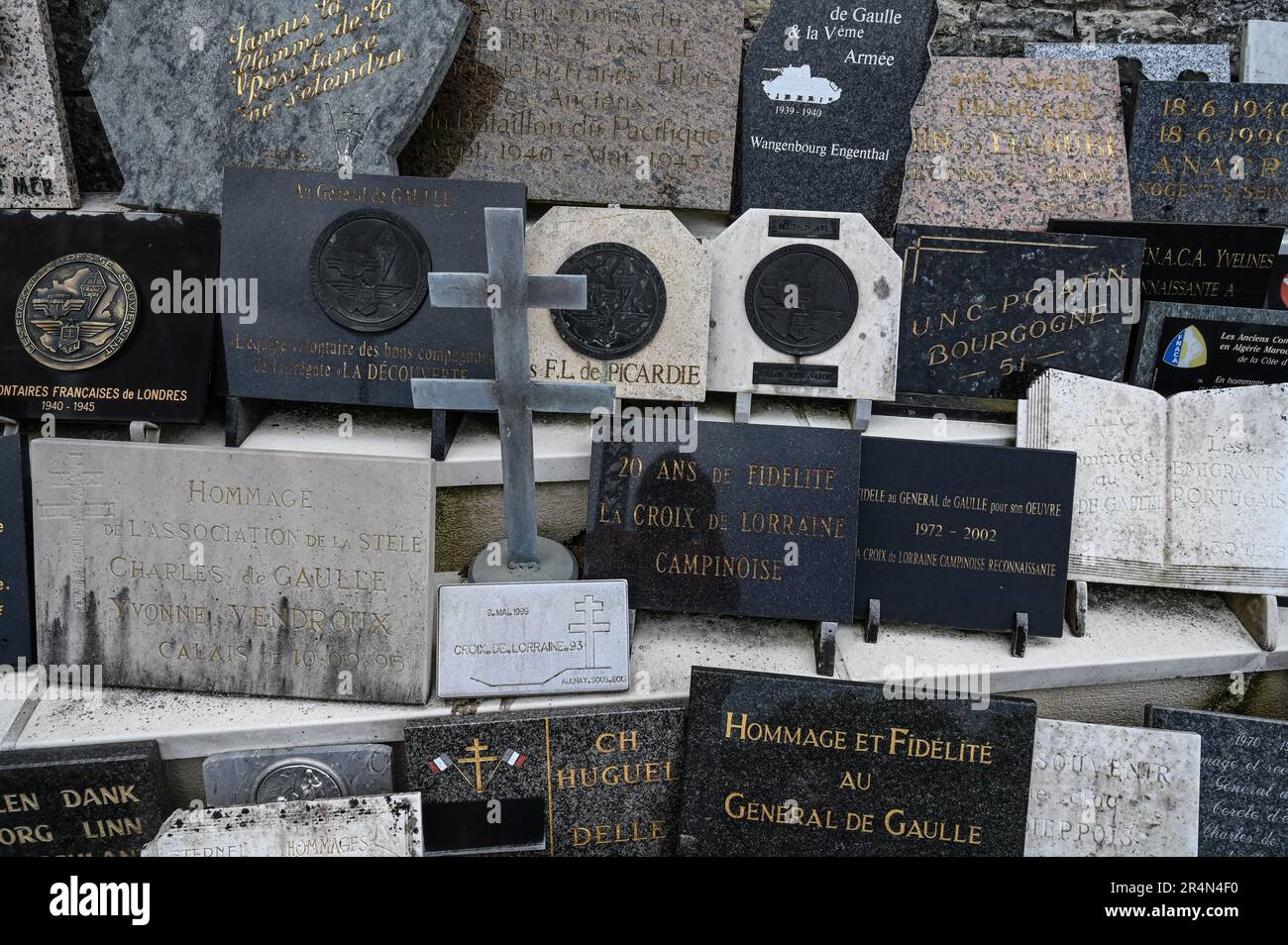 Gedenkplatten zu Ehren der Leistungen des ehemaligen französischen Präsidenten Charles de Gaulle auf dem Friedhof von Colombey-les-deux-eglises Stockfoto