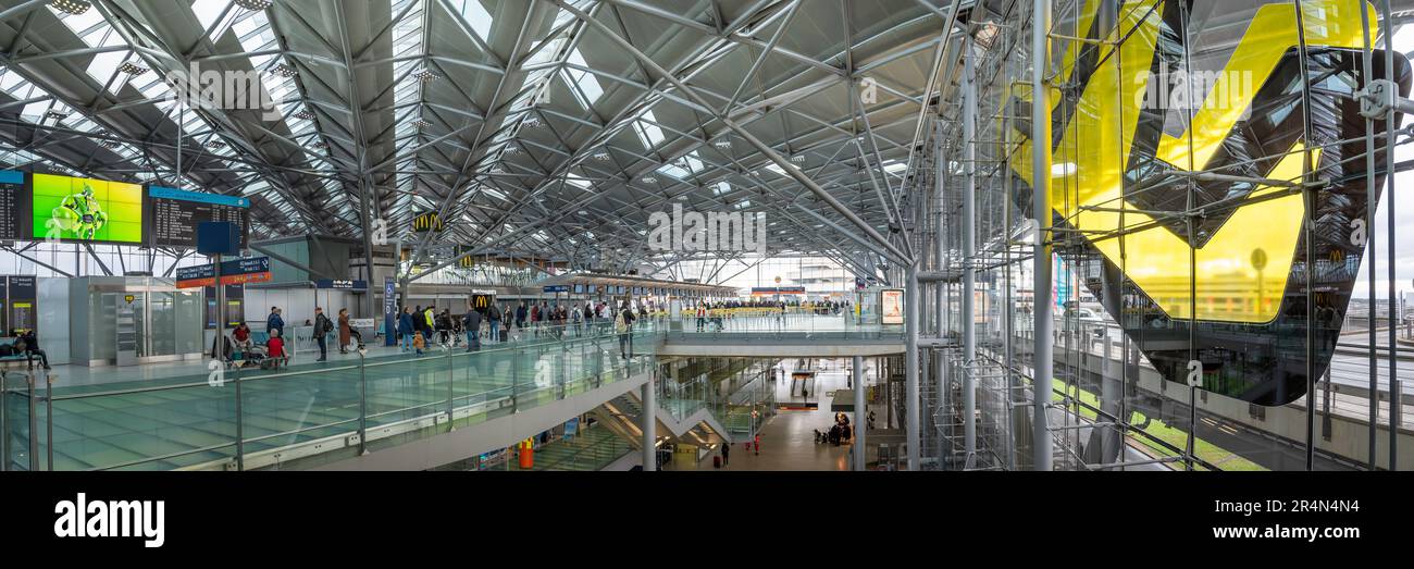 Köln, Deutschland - 27. Januar 2023: Interioer des modernen Flughafens Köln Bonn - Deutschland Stockfoto