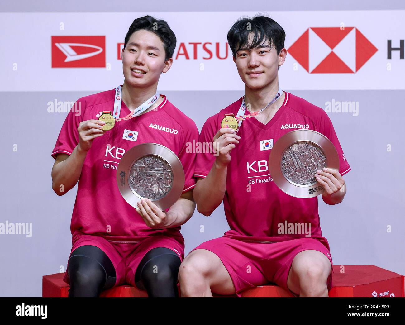 Kuala Lumpur, Malaysia. 29. Mai 2023. Kang Min Hyuk (R) und Seo Seung Jae aus Korea posieren mit ihren Siegermedaillen auf dem Podium, nachdem sie beim Finalspiel der Men's Doubles der Perodua Malaysia Masters 2023 in der Axiata Arena den man Wei Chong und Kai Wun Tee aus Malaysia besiegt hatten. Kang Min Hyuk und Seo Seung Jae haben mit Punkten gewonnen; vom 21. 22. 21:15. 24. 19. (Foto: Wong Fok Loy/SOPA Images/Sipa USA) Guthaben: SIPA USA/Alamy Live News Stockfoto