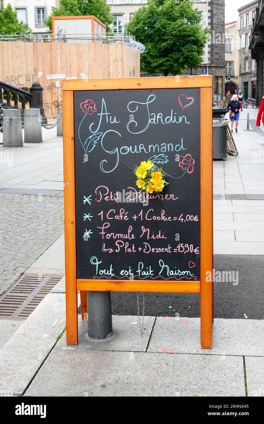Speisekarte für das Teehaus, Café, Au Jardin Gourmand, Clermont-Ferrand, Auvergne, Frankreich. Stockfoto