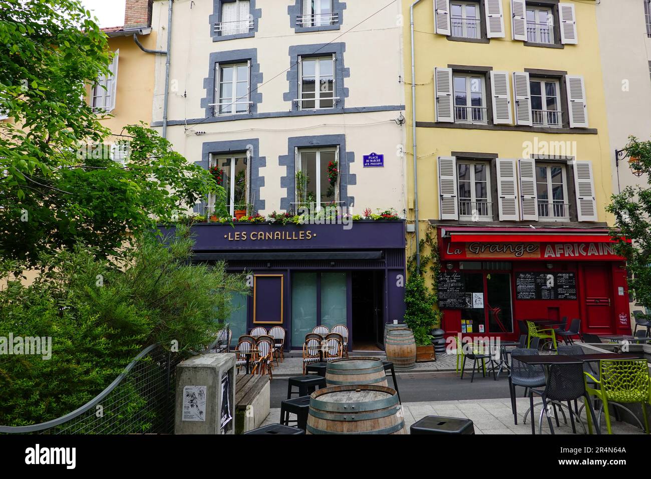 Bistrots, Pubs und Bars säumen die Gegend rund um den Platz Marché au Poissons in Clermont-Ferrand, Frankreich. Stockfoto