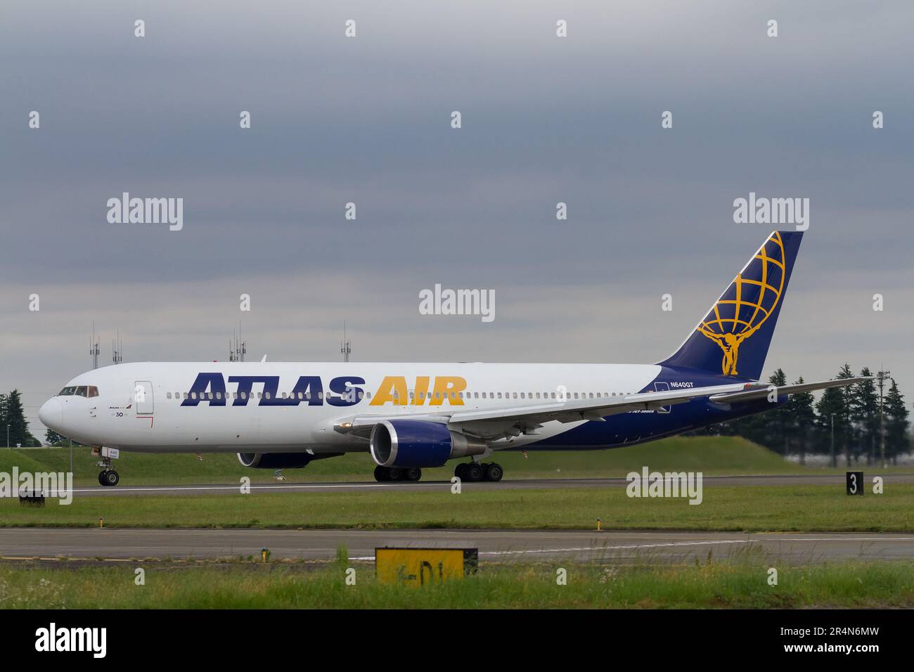 Eine Boeing 767-3S1(er), die von der Atlas Air Cargo Company am Yokota Airbase in Fussa, Tokio, Japan, betrieben wird. Stockfoto