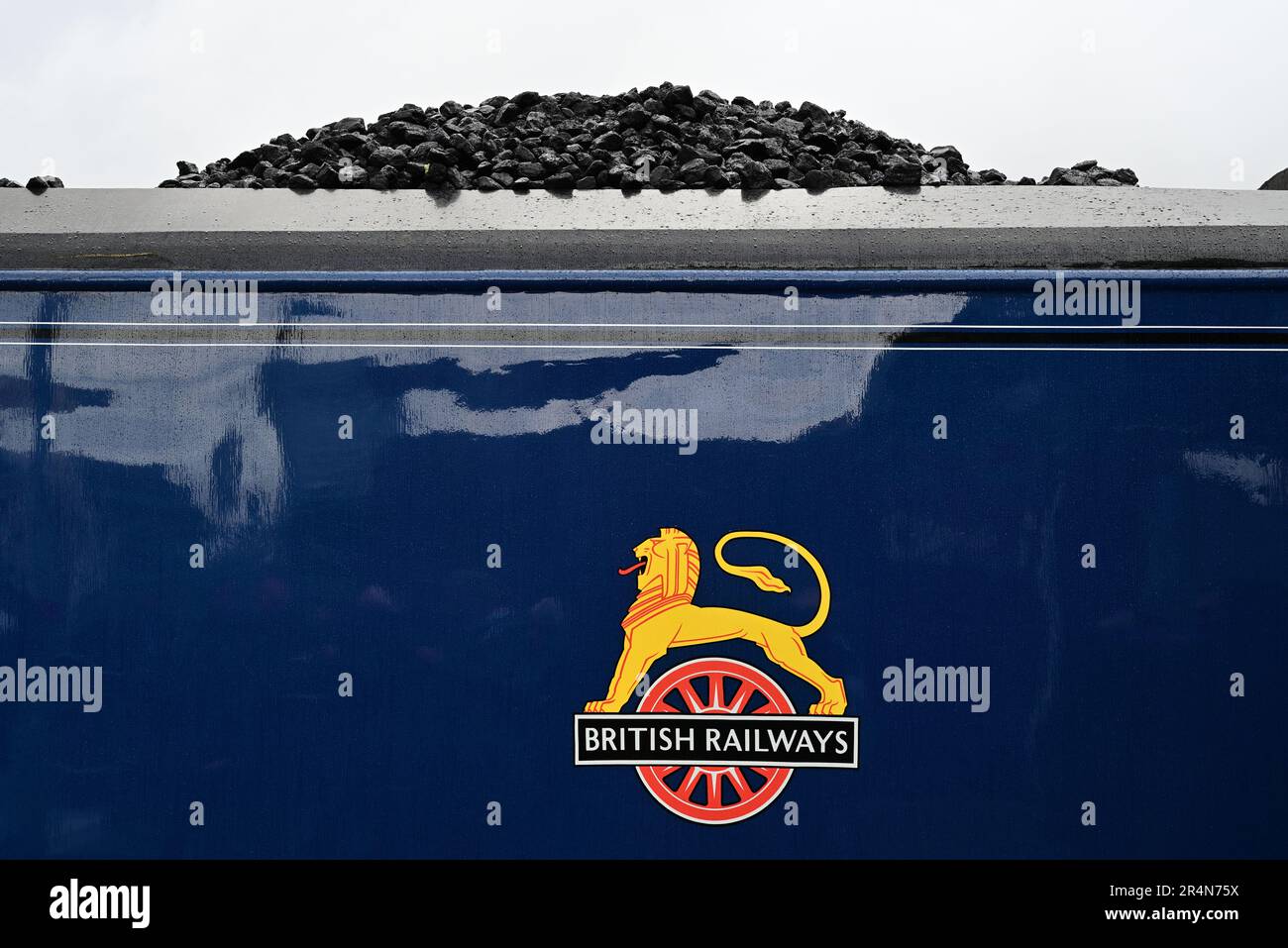 Ein Angebot voller Kohle, angeschlossen an Klasse A4 Pacific No. 60007 Sir Nigel Gresley am Bahnhof Bristol Temple Meads, bevor eine Bahnfahrt stattfindet. Stockfoto