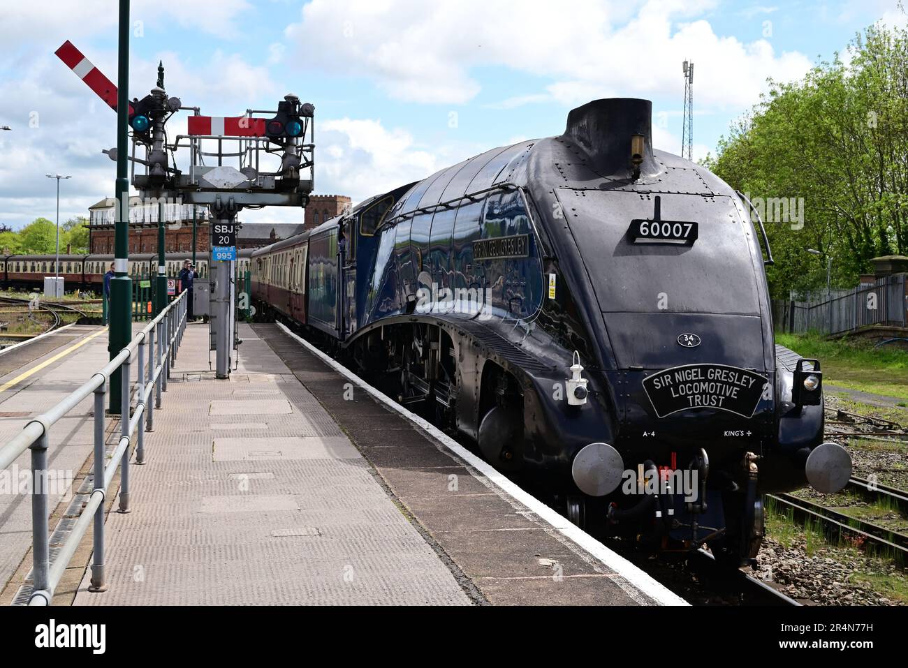 Klasse A4 Pacific No. 60007 Sir Nigel Gresley, hinter dem leeren Wagen, der sich von Gleis 4 an der Shrewsbury Station zurückzieht. Stockfoto
