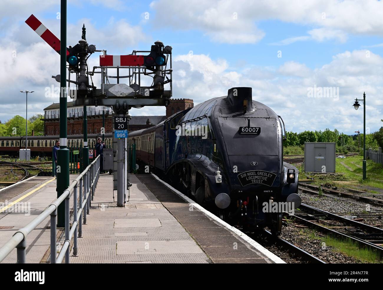Klasse A4 Pacific No. 60007 Sir Nigel Gresley, hinter dem leeren Wagen, der sich von Gleis 4 an der Shrewsbury Station zurückzieht. Stockfoto