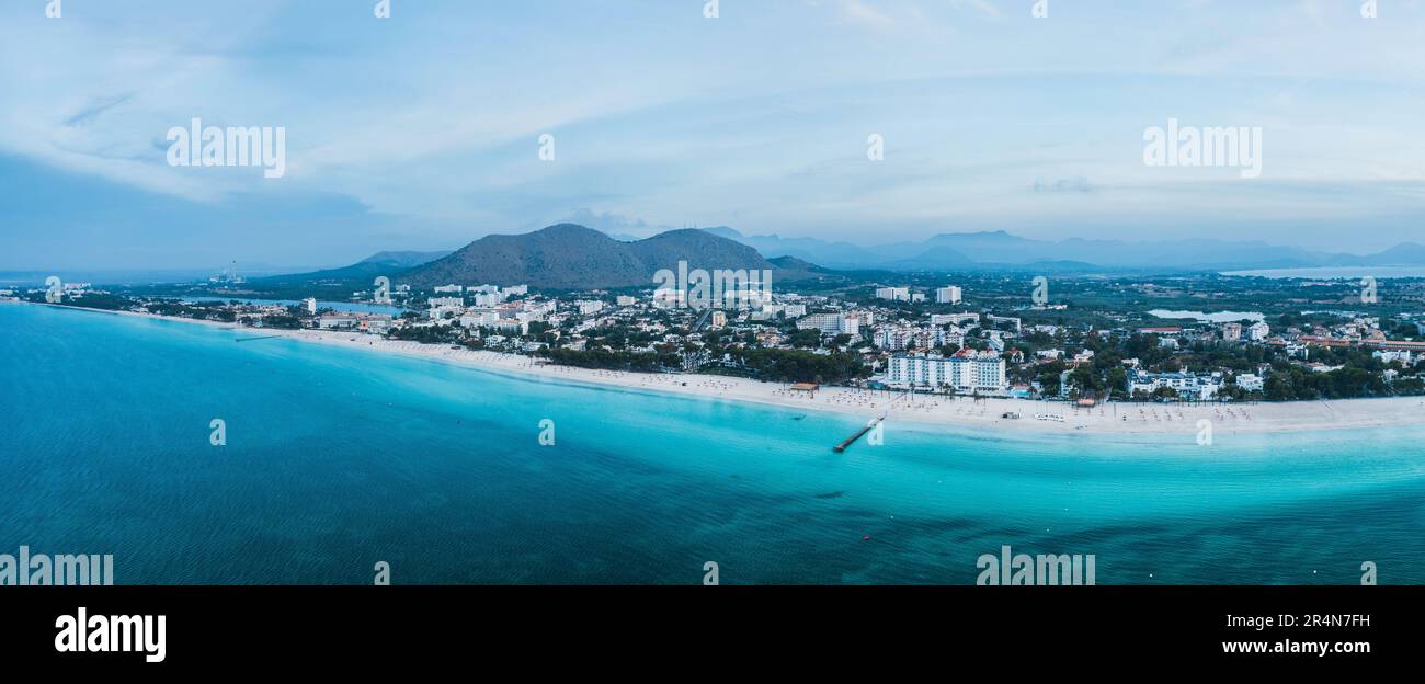 Mallorca Sandstrand in Alcudia aus der Vogelperspektive. Stockfoto