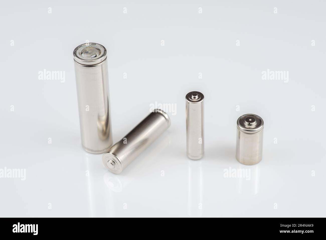 Alkali-Batterien liegen auf weißem Hintergrund, dem Konzept der vitalen Energiereserve Stockfoto