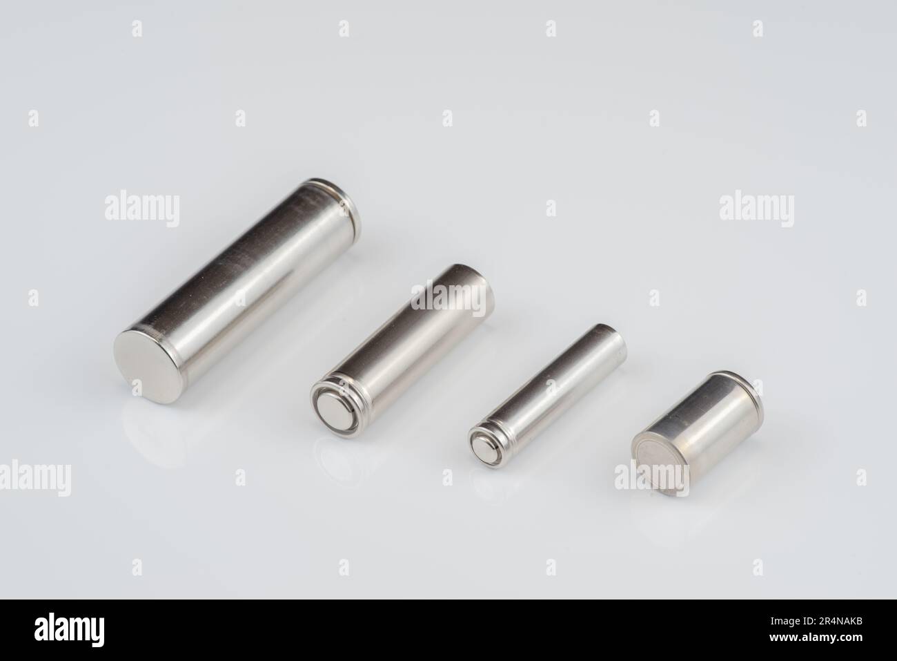 Alkali-Batterien liegen auf weißem Hintergrund, dem Konzept der vitalen Energiereserve Stockfoto