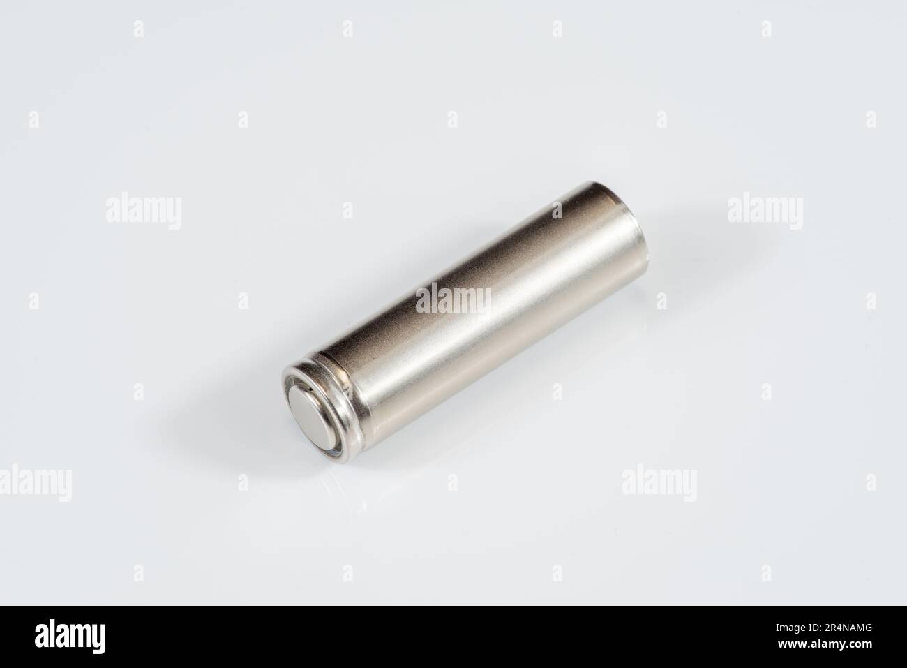 Alkali-Batterien liegen auf weißem Hintergrund, dem Konzept der vitalen Energiereserve Stockfoto