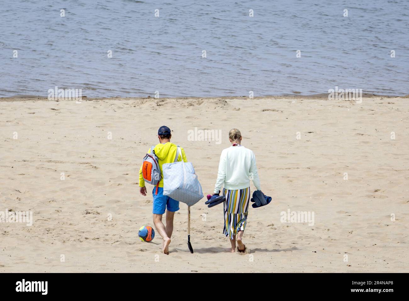 BLOEMENDAAL AAN ZEE - Tagesausflüge am Strand am Pfingstmontag. Viele Leute gehen an diesem freien Tag aus. ANP KOEN VAN WEEL niederlande raus - belgien raus Stockfoto