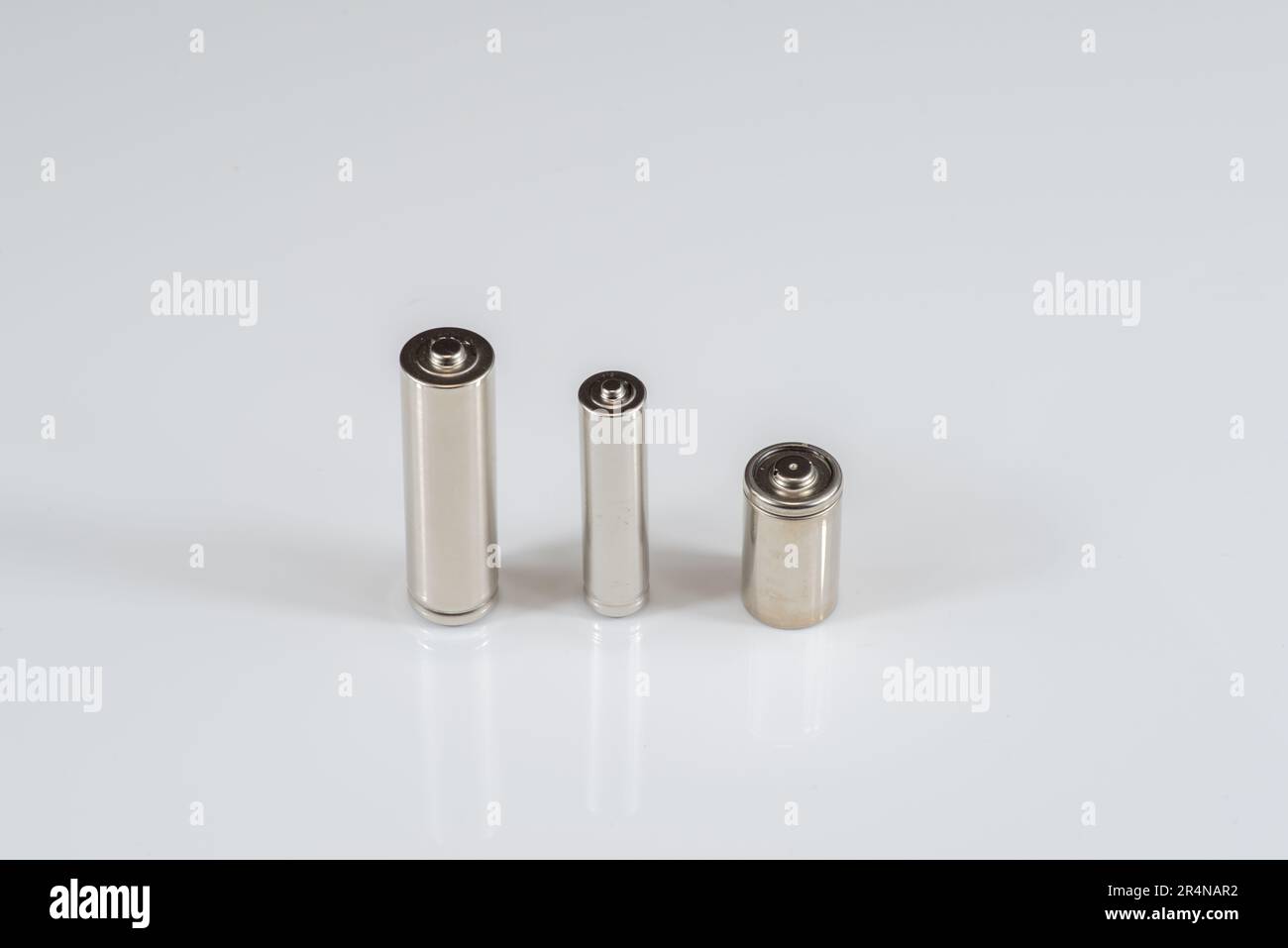 Alkali-Batterien liegen auf weißem Hintergrund, dem Konzept der vitalen Energiereserve Stockfoto