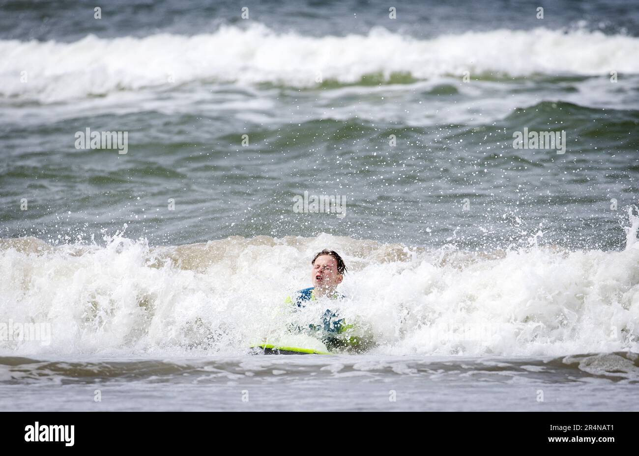 BLOEMENDAAL AAN ZEE - Tagesausflüge am Strand am Pfingstmontag. Viele Leute gehen an diesem freien Tag aus. ANP KOEN VAN WEEL niederlande raus - belgien raus Stockfoto