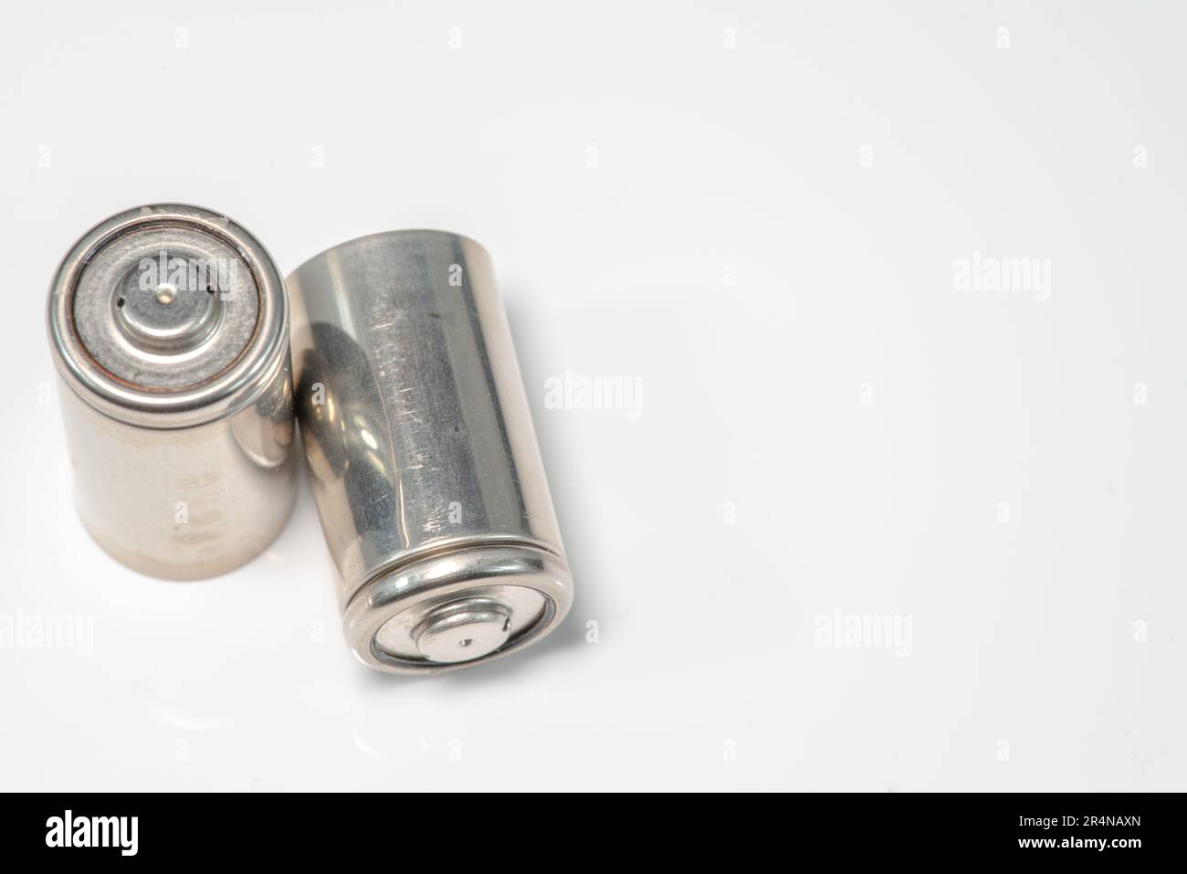 Alkali-Batterien liegen auf weißem Hintergrund, dem Konzept der vitalen Energiereserve Stockfoto