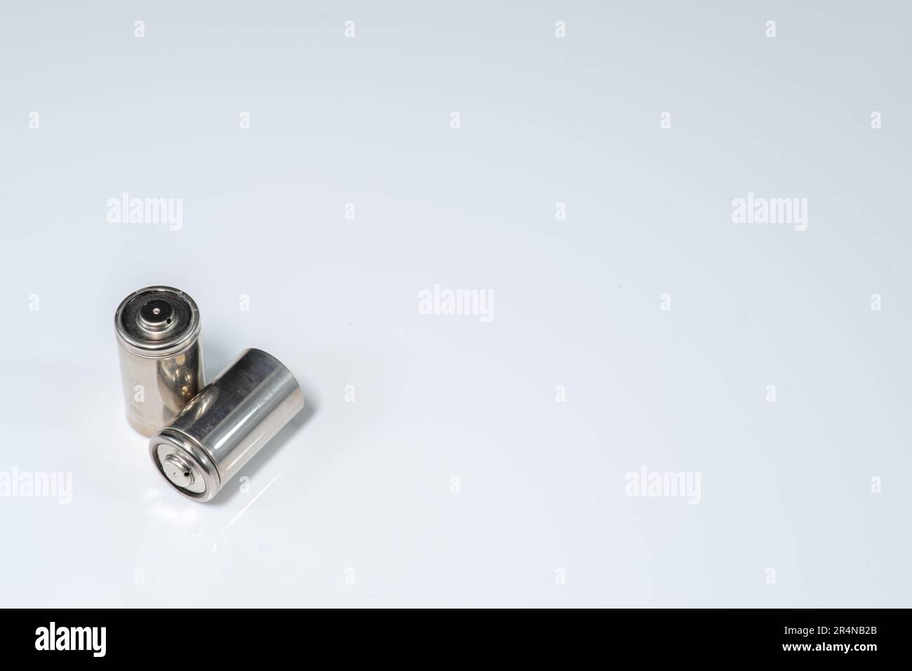 Alkali-Batterien liegen auf weißem Hintergrund, dem Konzept der vitalen Energiereserve Stockfoto