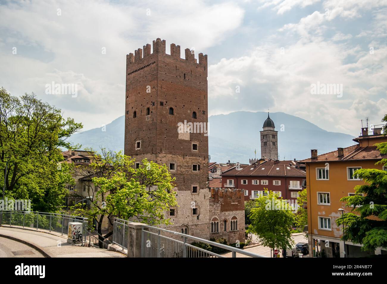 Blick auf den Vanga-Turm in Trento. 23. April 2023 Trento, Trentino Alto Adige, Italien Stockfoto
