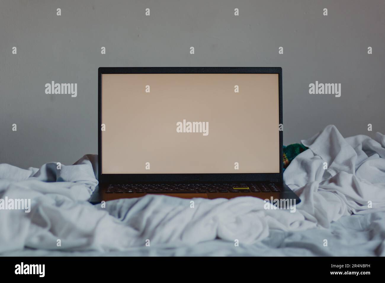 Laptop auf einem bequemen Bett Stockfoto